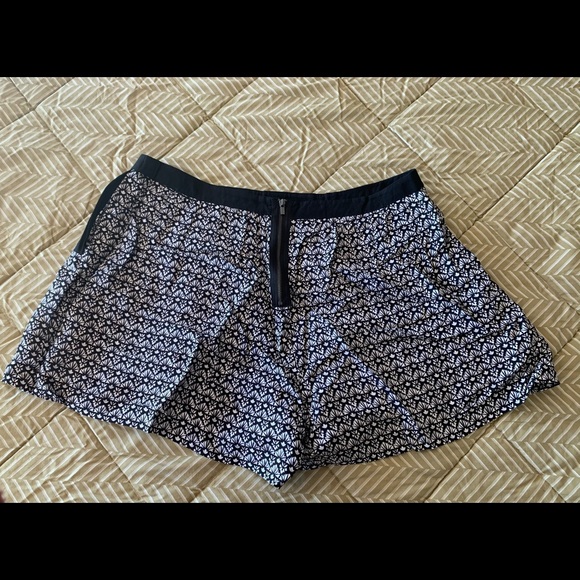 Forever New Shorts - Picture 2 of 6